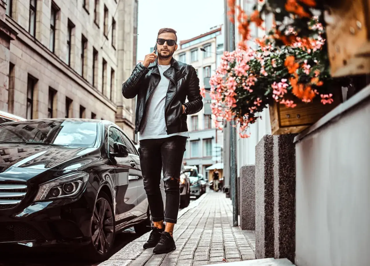 Czarne stylizacje męskie: jak stworzyć niezapomniane outfity